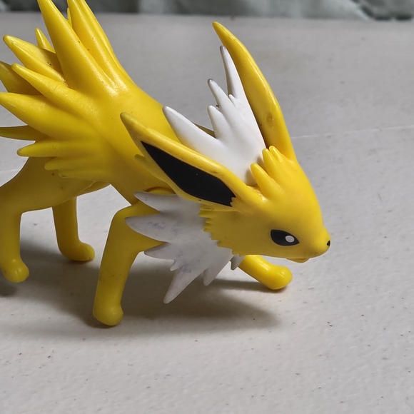 POKEMON JOLTEON Yellow and White Collectible Figure - Picture 4 of 7